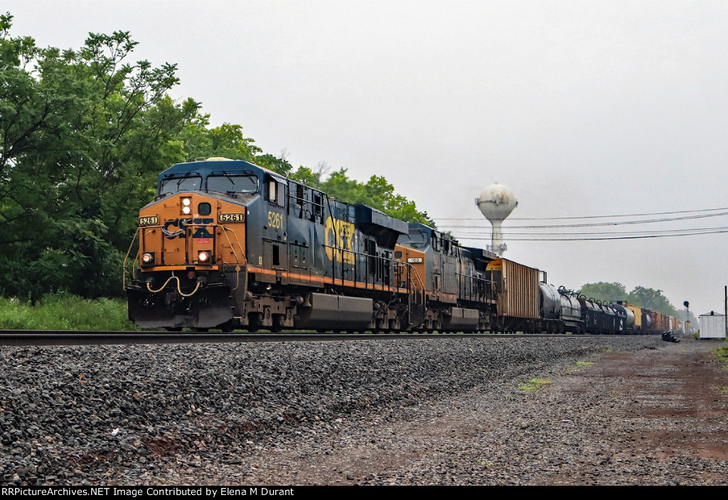 CSX 5261 on M-404